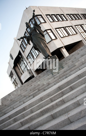 Statua che si trova nella parte anteriore del parlamento slovacco edificio a Bratislava, in Slovacchia Foto Stock