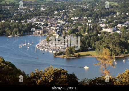 Windermere. Parco Nazionale del Distretto dei Laghi, Cumbria, Inghilterra. Oltre N.E. Bowness on Windermere ormeggi delle barche da sopra lontano Sawrey Foto Stock