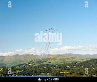 Le frecce rosse Royal Air Force Aerobatic Team di arrampicata in Big Vixen formazione al di sopra della Troutbeck fells. Windermere Air Festival, REGNO UNITO Foto Stock