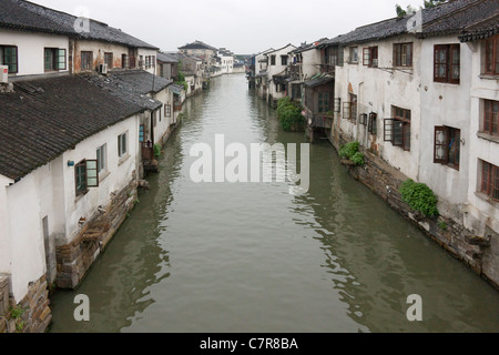 Vecchie case lungo il Canal Grande di Shantang street, città vecchia di Suzhou, provincia dello Jiangsu, Cina Foto Stock