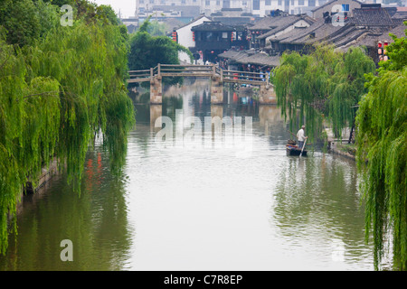 Antica dimora e il ponte di pietra sul Grand Canal, Xitang, nella provincia di Zhejiang, Cina Foto Stock