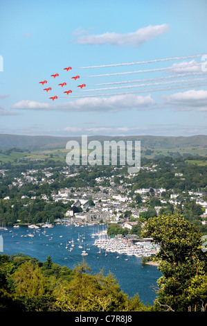 Le frecce rosse Royal Air Force Aerobatic Team fly loro diamante nove marchio formazione al di sopra Bowness. Windermere Air Festival, REGNO UNITO Foto Stock