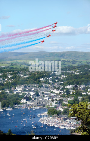 Le frecce rosse Royal Air Force Aerobatic Team volare in formazione sopra Bowness durante il Windermere Air Festival, Cumbria, Regno Unito Foto Stock