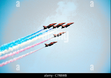 Le frecce rosse Royal Air Force Aerobatic Team. Formazione di cinque red BAE Hawk T1come aerei da addestramento di salire contro blu cielo grafica Foto Stock