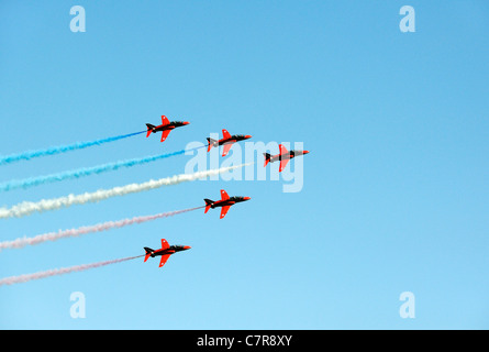 Le frecce rosse Royal Air Force Aerobatic Team. Formazione di cinque red BAE Hawk T1come trainer aerei contro blu cielo grafica Foto Stock