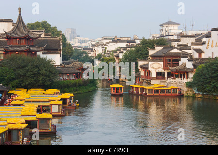 Case tradizionali lungo il fiume Qinhuai, Nanjing, provincia dello Jiangsu, Cina Foto Stock