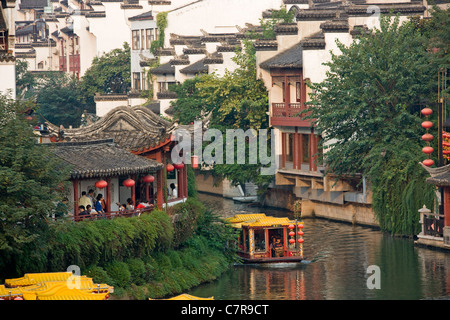 Case tradizionali lungo il fiume Qinhuai, Nanjing, provincia dello Jiangsu, Cina Foto Stock