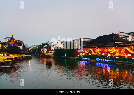 Vista notturna di case tradizionali lungo il fiume Qinhuai, Nanjing, provincia dello Jiangsu, Cina Foto Stock