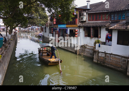 Case tradizionali e barche lungo il Canal Grande in città d'acqua, Zhujiajiao, Shanghai, Cina Foto Stock