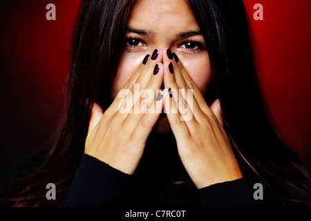 Immagine della giovane donna con capelli scuri asciugando le lacrime Foto Stock