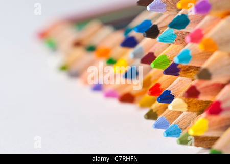 Matite colorate sul lato destro bianco sfondo isolato Foto Stock