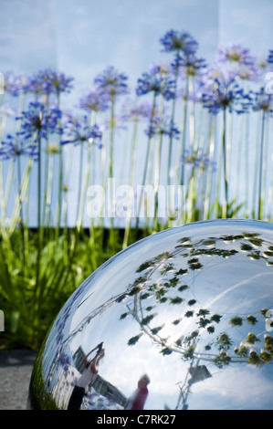 Mi scusi mentre io bacio la Sky Giardino concettuale a 2011 Hampton Court Palace Flower Show, REGNO UNITO Foto Stock