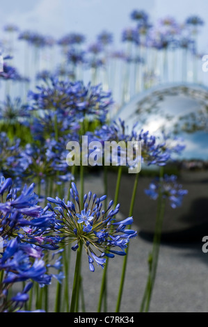 Mi scusi mentre io bacio la Sky Giardino concettuale a 2011 Hampton Court Palace Flower Show, REGNO UNITO Foto Stock