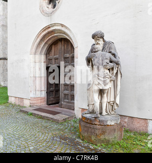Statua sul lato est della collegiata - Berchtesgaden, Baviera, Germania, Europa Foto Stock