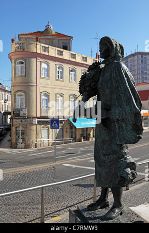 Statua di un fioraio in Aveiro, Portogallo. Foto Stock