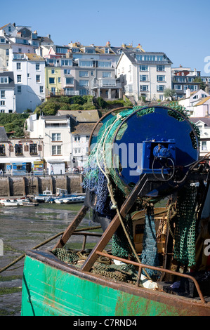 Barca da pesca nel porto di Brixham,BRACCIO, blu, barca, Brixham, cavi, catene, cloud, Devon, Inghilterra, pesca, Porto, net, puleggia, Foto Stock