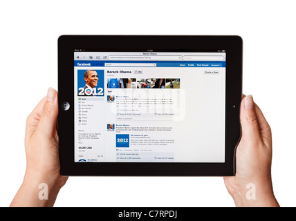 Mani tenendo iPad mostra Barack Obama la campagna politica pagina Facebook Foto Stock