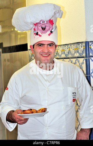 Il portogallo Lisbona: pasticcere Mario Conceicao con il famoso 'Pasteis de Belém' nell'Antiga Confeitaria de Belém Foto Stock