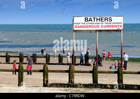 Segno per " pericoloso correnti' sulla spiaggia di LITTLEHAMPTON England Regno Unito Foto Stock