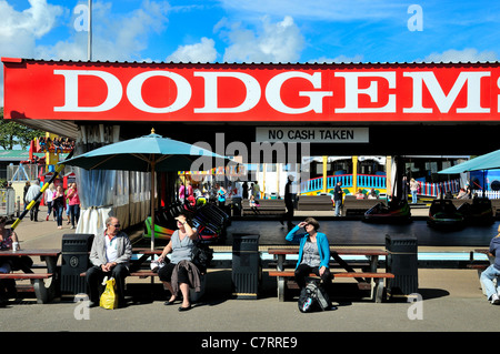 La gente seduta davanti a un dodgem fairground ride sul lungomare a Littlehampton Sussex England Regno Unito Foto Stock