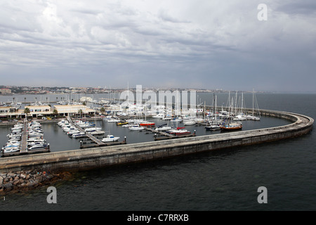 Barche e yacht ormeggiati nel porto turistico di Cascais, Portogallo. Foto Stock