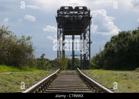 Il sollevamento verticale ponte a Karnin Usedom, Meclenburgo-Pomerania Occidentale, Germania, Europa Foto Stock