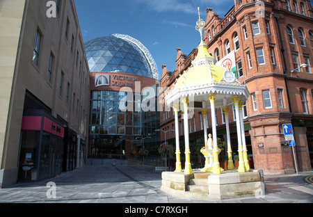 Victoria Square Shopping Centre con il restaurato Jaffe Fontana, Belfast, Irlanda del Nord, Regno Unito. Foto Stock