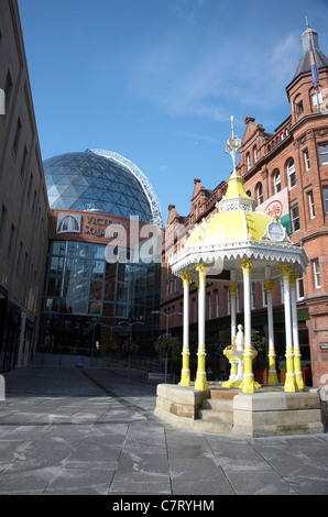 Victoria Square Shopping Centre con il restaurato Jaffe Fontana, Belfast, Irlanda del Nord, Regno Unito. Foto Stock