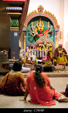 Femmina per i fanatici indù all'interno del tempio di Sri Mariamman, Singapore Asia Foto Stock