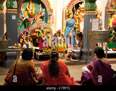 Per i fanatici indù e delle divinità all'interno del tempio di Sri Mariamman, Singapore Asia Foto Stock