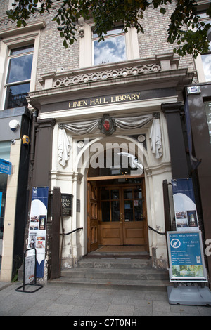 La Linenhall library, Donegall Square, Belfast City Centre, Irlanda del Nord, Regno Unito. Foto Stock