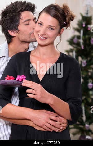 Giovane uomo baciare la sua fidanzata Foto Stock