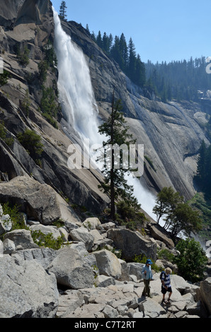 Gli escursionisti sul sentiero con Nevada Fall in background. Parco Nazionale di Yosemite in California, Stati Uniti d'America. Foto Stock