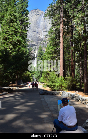 Un artista è la pittura la Yosemite Falls. Parco Nazionale di Yosemite in California, Stati Uniti d'America. Foto Stock