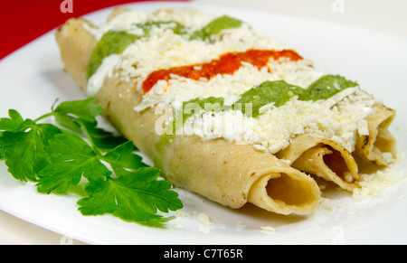 Piatto messicano noto come tacos dorados. Foto Stock