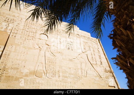 Primo pilone a Medinet Habu, il tempio mortuario di Ramses III sulla sponda ovest del Nilo a Luxor, Egitto Foto Stock