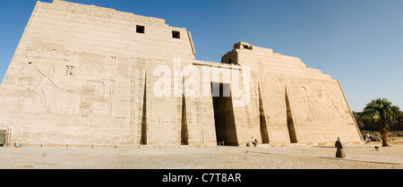 Primo pilone a Medinet Habu, il tempio mortuario di Ramses III sulla sponda ovest del Nilo a Luxor, Egitto Foto Stock