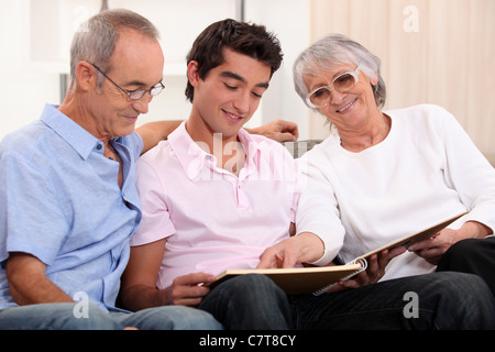 I nonni di trascorrere del tempo con loro nipote Foto Stock