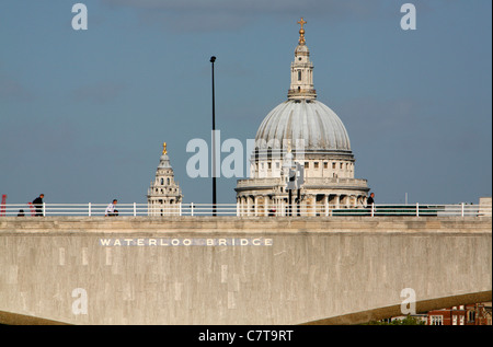 Guardando attraverso il ponte di Waterloo alla Cattedrale di St Paul, Londra, Regno Unito Foto Stock