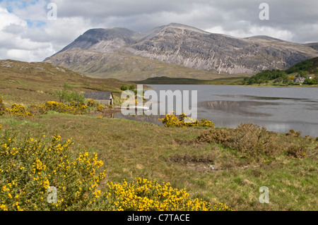 Loch stack nell'estremo nord-ovest Highlands della Scozia, con Arkle al di là. Foto Stock