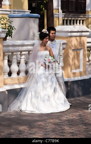 Sposa e lo sposo posa per foto di nozze su isola di Shamian, Guangzhou, Cina. Foto Stock