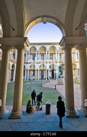 L'Italia, Lombardia, Milano, Brera Accademia d'arte, Cortile Foto Stock