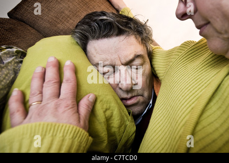 Uomo senior effettuata da morbo di Alzheimer - persone reali Foto Stock