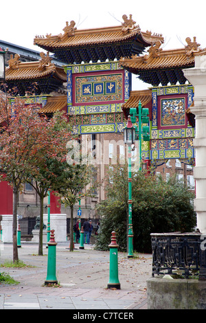 Il tradizionale arco cinese segnando l'ingresso a Liverpool Chinatown, Nelson Street, Liverpool England Regno Unito Foto Stock