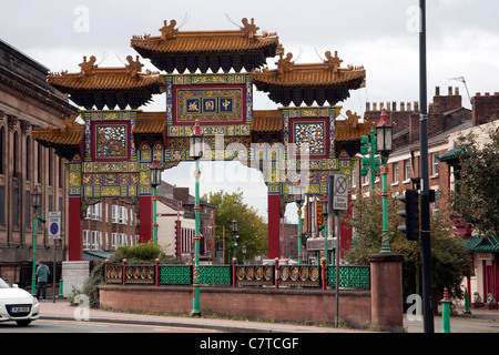 Il tradizionale arco cinese segnando l'ingresso a Liverpool Chinatown, Nelson Street, Liverpool England Regno Unito Foto Stock