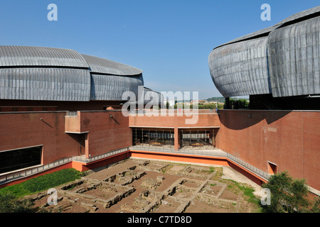 Roma. L'Italia. Auditorium Parco della Musica, progettato da Renzo Piano e i resti di una antica villa romana. Foto Stock