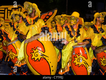 Unidentified Candombe batteristi partecipare all'annuale festival nazionale dell'Uruguay Foto Stock