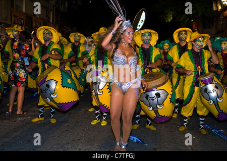 Unidentified Candombe batteristi partecipare all'annuale festival nazionale dell'Uruguay Foto Stock