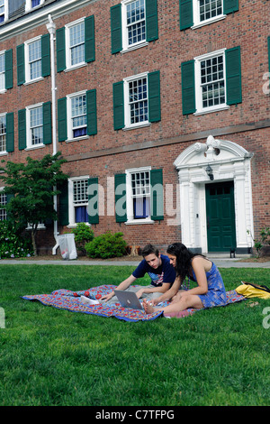 La Yale University gli studenti che frequentano la scuola estiva guardare un computer Apple al di fuori Foto Stock