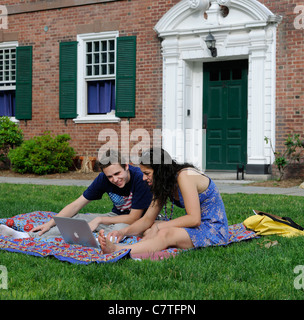 La Yale University gli studenti che frequentano la scuola estiva guardare un computer Apple al di fuori Foto Stock